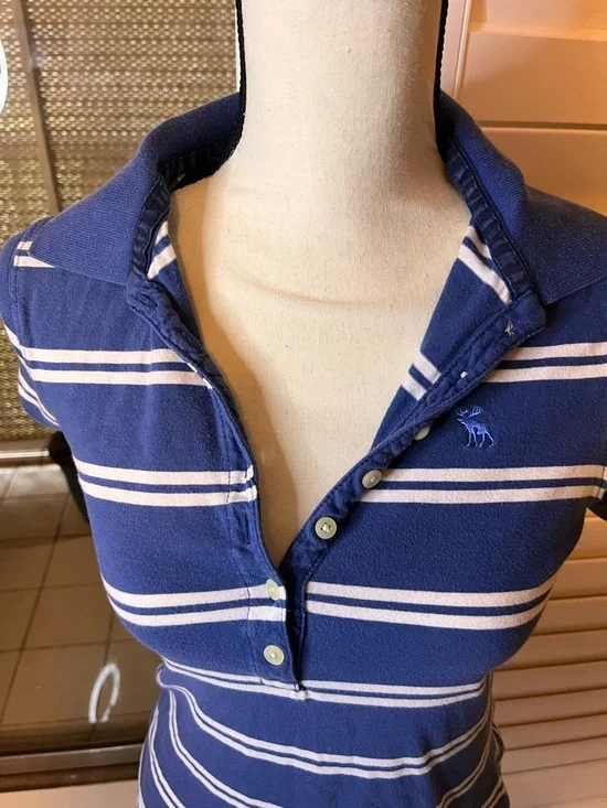 Vintage Abercrombie & Fitch Navy and White Striped Polo Tee - Short Sleeve - Picture 4 of 6